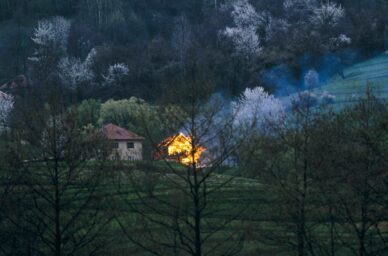 Bosnie -  Avril 1993
Le village de Sibosnica durant les combats opposant la population civile au HVO . (entre Sarajevo &amp; Tuzla)
Feature:  603 914 - 14
Photo: © Noël Quidu