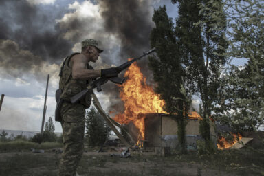 Seversk, Luhansk Oblast, Donbas, Ukraine, July 5, 2022.

One of the paratroopers of the 81st Airmobile Battalion who arrived in Seversk after fighting against Russian troops advancing towards lysychansk warns his colleagues while coming out of a trench where he had sheltered as a salvo from BM-21 Grad multiple rocket launchers comes to set fire to a neighboring house.

Photo Laurent van der Stockt for Le Monde

Seversk, Louhansk oblast, Donbass, Ukraine, le 5 juillet 2022.

Un des parachutistes du 81e bataillon aéromobile arrivé à Seversk après avoir combattu contre les troupes russes avançant vers Lyssytchanks prévient ses collègues en sortant d’une tranchée où il s’était abrité alors qu’une salve de lance-roquettes multiple BM-21 Grad vient de mettre en feu une maison voisine.

Photo Laurent van der Stockt pour Le Monde