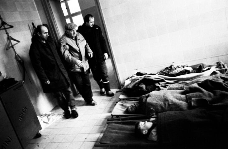 Sarajevo, Bosnia.
A grenade fallen in the Alipasino Polje quarter killed six children who were playing with the slide on the snow . The grandfather of one of them arrives at the obituary to recognize the corpse.