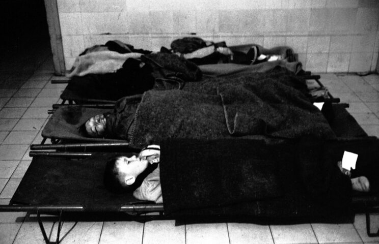 Sarajevo, Bosnia.
A grenade fallen in the Alipasino Polje quarter killed six children who were playing with the slide on the snow . The grandfather of one of them arrives at the obituary to recognize the corpse.