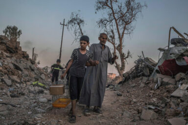 Mosul, Iraq, the 2nd of June, 2017Hundreds of exhausted civilians in panic are fleeing Bab Sinjar, Zanjili and Abi Tamam, the 3 districts at the north of the old city still under control of IS. They cross the frontline during the battle to reach the Al Zahha district, released on the same day by the iraqi special forces.Photo Laurent Van der Stockt for Le Monde / Getty ReportagesMossoul, Irak, le 02/06/2017Des centaines de civils épuisés fuient en panique  Bab Sinjar, Zingjili et Abi Tamam, des quartiers de Mossoul encore aux mains de Daesh. Ils traversent la ligne de front dans le fracas des bombes et des échanges de tirs nourris pour rejoindre le quartier de Al Zahha, qui est en train de passer sous contrôle des forces spéciales irakiennes.Photo Laurent Van der Stockt pour Le Monde