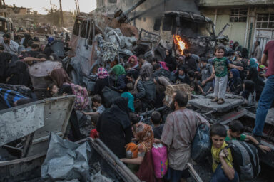 Mossoul, Irak, le 02/06/2017Des centaines de civils épuisés fuient en panique  Ban Sinjar, Zingjili et Abi Tamam, des quartiers de Mossoul encore aux mains de Daesh. Ils traversent la ligne de front dans le fracas des bombes et des échanges de tirs nourris pour rejoindre le quartier de Zakha, qui est en train de passer sous contrôle des forces spéciales irakiennes.Photo Laurent Van der Stockt pour Le Monde