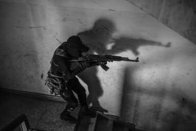 A soldier descends from a building as fighting continues in Omdurman, Sudan, November 1, 2026. Frontline images like this are rare, due to heavily restricted access for journalists. Photo by Abdulmonam Eassa (Le Monde)